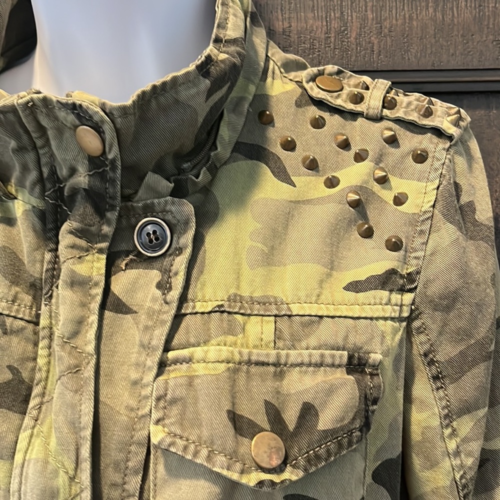 Forever 21 womens camo zip up jacket euc sz M studded camo jacket w/pockets